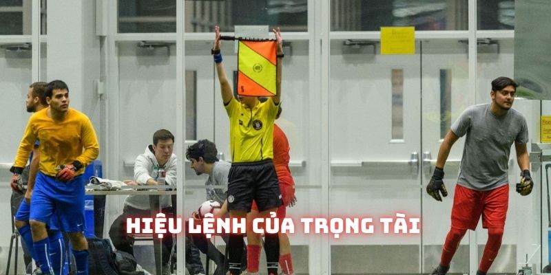 Thay người chỉ được bắt đầu khi trọng tài biên làm ký hiệu trên