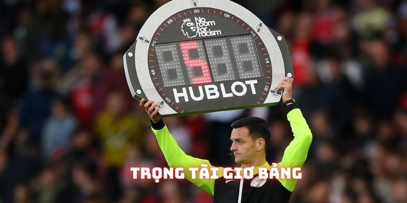 Trọng tài thứ 4 chịu trách nhiệm giơ bảng điện tử, thông báo thay người và phút bù giờ